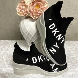 DKNY SLIP-ONS ❤️